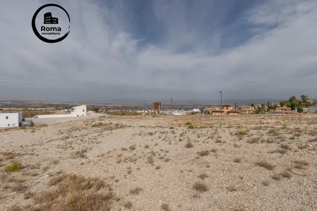 Terreno urbano de 750 m2 en Altos de La Zubia. Parcela 17, manzana M — 26