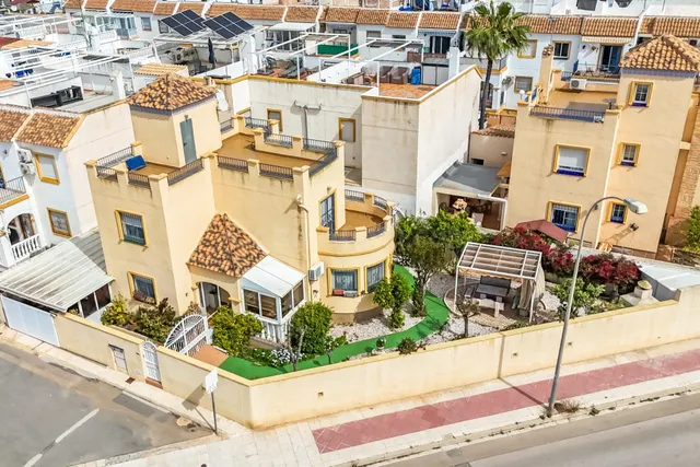 Chalet independiente con vistas al mar y gran parcela en Ori