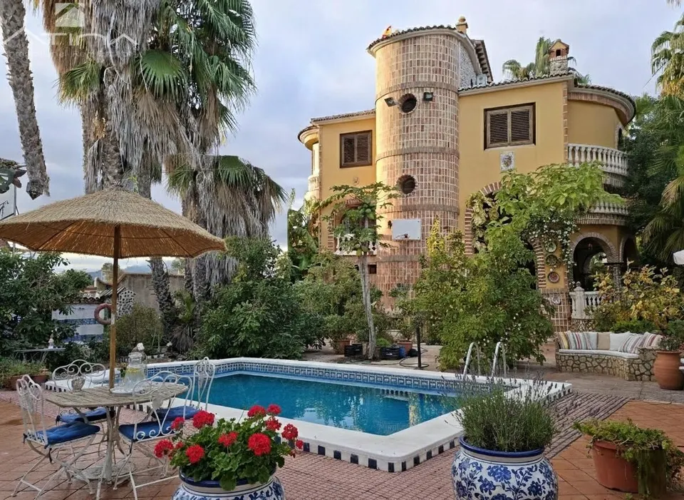 Elegante chalet estilo mediterraneo situado a tan solo 800 metros de la playa de Gandía