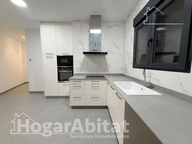 Estrena diseño y máxima eficiencia en esta moderna planta baja reformada con piscina y garaje — 12