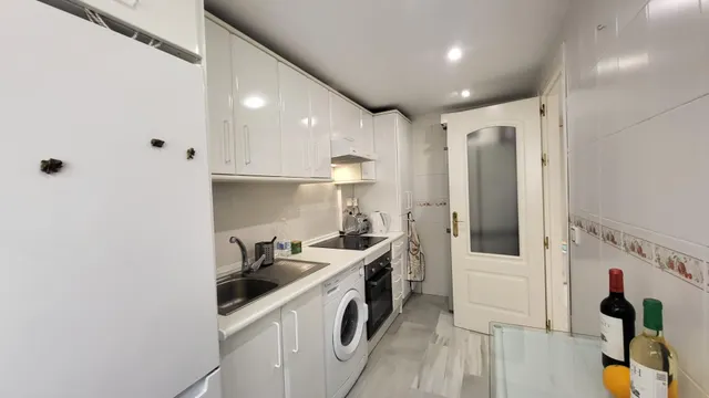 Piso en el centro de San Pedro Alcantara de 2 habitaciones y 2 baños, REFORMADO Y CON GARAJE — 25