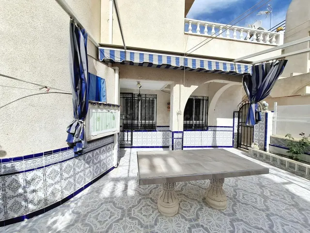 Amplio Quad en Torrevieja, Ideal para Reformar - €209,900 — 3