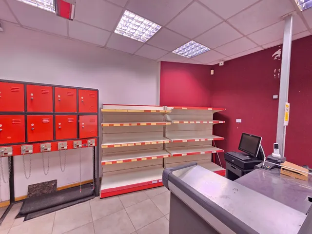 Amplio local de 176 m2 en zona comercial por excelencia situado en Av. Francesc Macià — 3