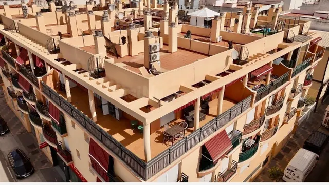 Ático luminoso con gran terraza, solárium privado y plaza de