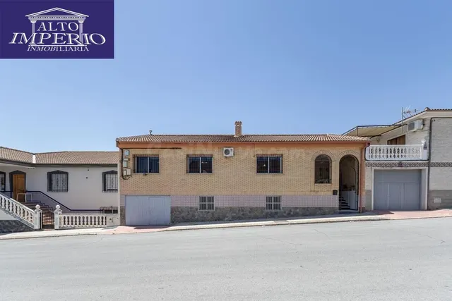 Gran casa en una sola planta con bajo de 130 m2 y solar de 3 - foto 2