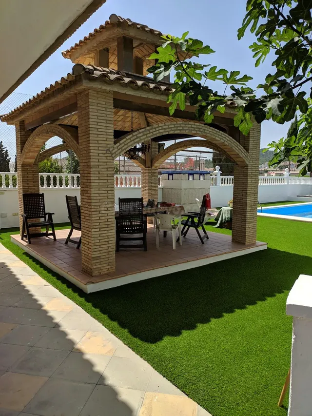 ¡IMPRESIONANTE CHALET CON PISCINA! - foto 3