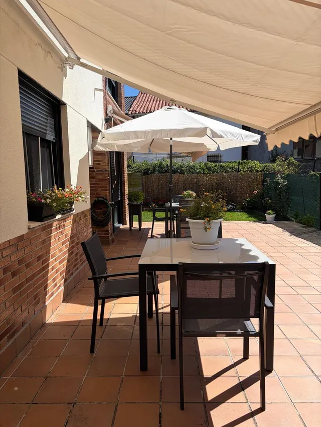 Se pone a la venta bajo con terraza y jardin  de dos habitaciones , garaje y piscina comunitaria — 31