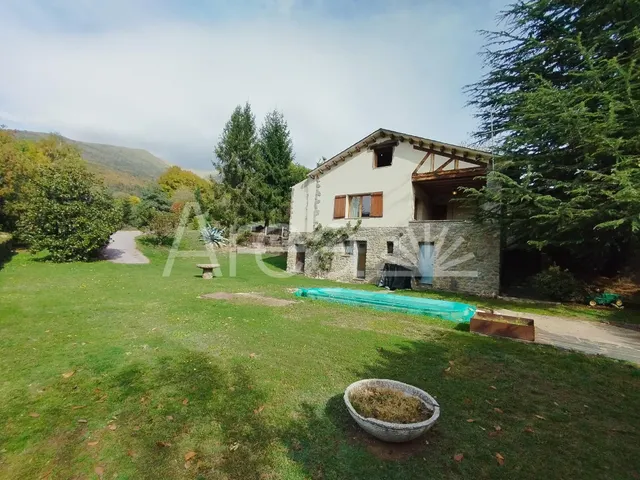 CASA amb PISCINA i ampli PORXO a PLANOLES