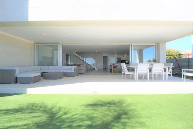 Villa de Lujo en Urb Palmera – Espacio, Estilo y Playa Privada — 3