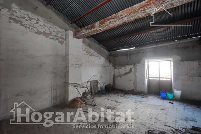 Extraordinaria finca con local comercial y múltiples posibilidades de reconversión a reformar en pleno centro — 24