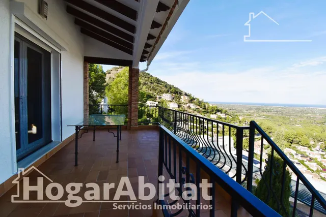 ¡VISTAS ESPECTACULARES! CASA AMPLIA Y EXTERIOR CON TRES TERR - foto 3