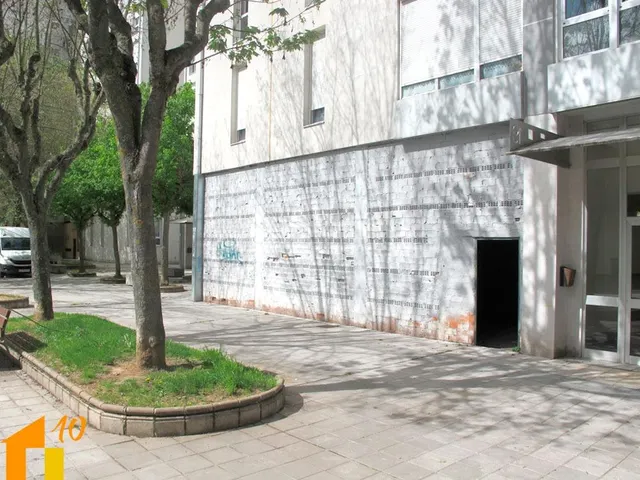 Local  en esquina , para reformar, Paseo Comuneros — 10
