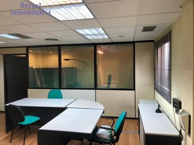 Oficina en el centro, edificio de oficinas, con trastero. MONTADA — 19