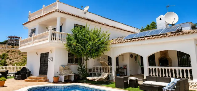Villa independiente con piscina, vistas al mar y 780 m2 de p