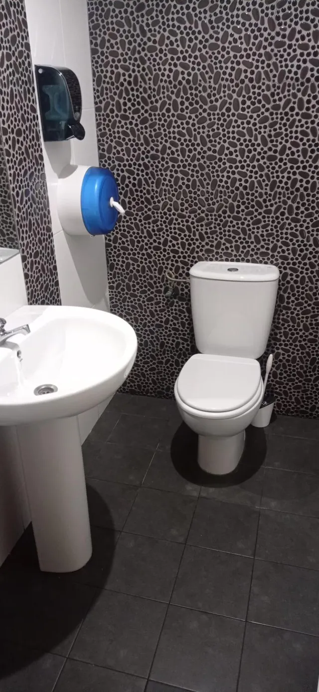 SE VENDE NEGOCIO DE HOSTELERIA, EN PLENO FUNCIONAMIENTO. — 20