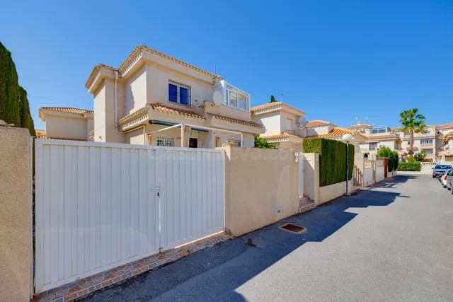VILLA DE 3 DORMITORIOS Y 2 BAÑOS EN PLAYA FLAMENCA (ORIHUELA - foto 5