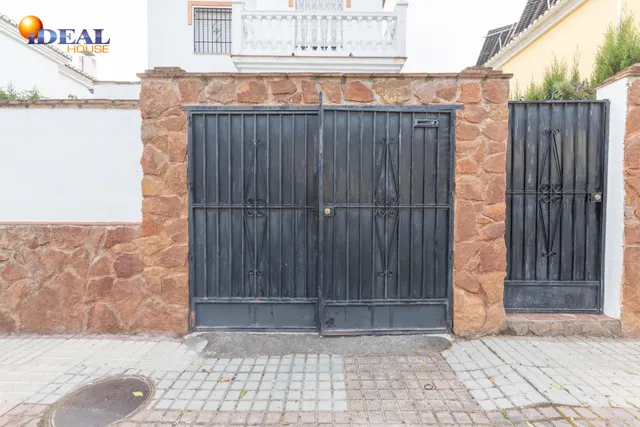 Casa independiente con piscina en La Zubia. — 40