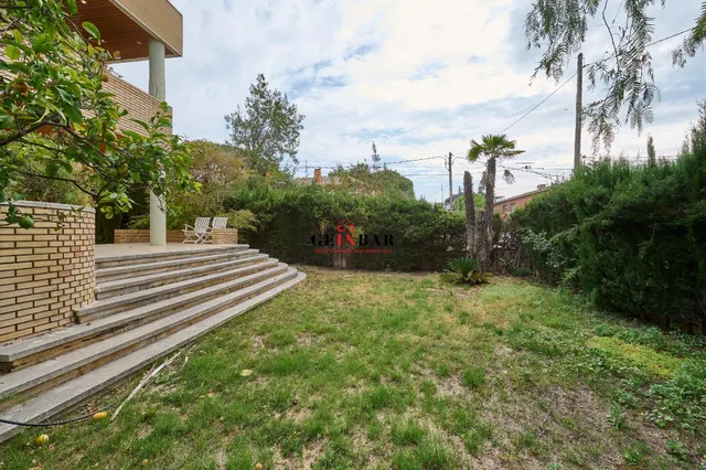 ESPETACULAR CASA EN ZONA EXCLUSIVA Y TRANQUILA CON JARDÍN — 50