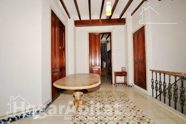 Amplia casa esquinera con terraza y trastero en el centro — 18
