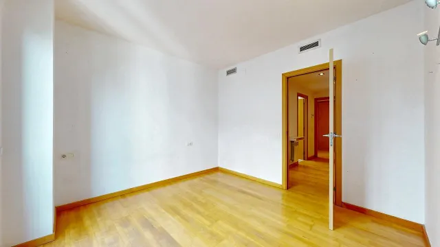 Poblenou: luz natural, dos amplias habitaciones y parking y trastero incluidos en el precio. — 24