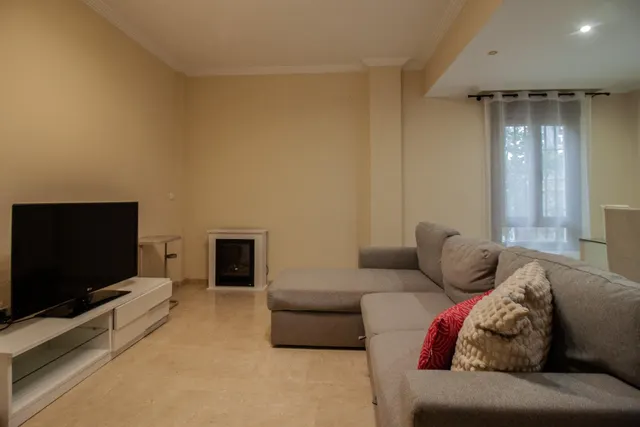 ¡Tu nuevo hogar en Bormujos! Magnífico chalet en alquiler con patio. — 18