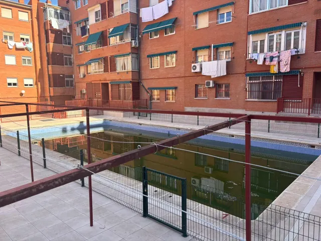Poligono Residencial. Piso AMUEBLADO con 3 dormitorios y 2 baños . Piscina comunitaria. Garaje. — 19