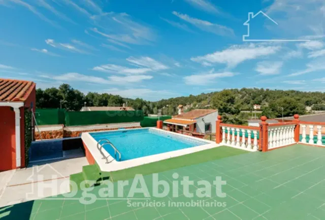 CHALET CON PISCINA, GARAJE, TERRAZA Y BARBACOA - foto 2
