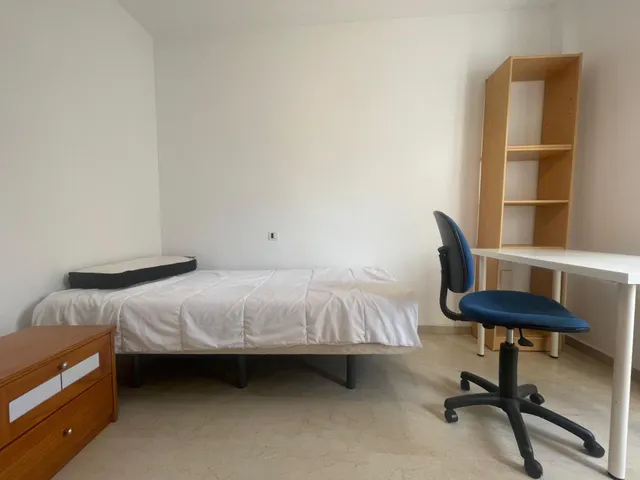 Amplia habitación  en Granada, Ideal para Estudiantes — 18