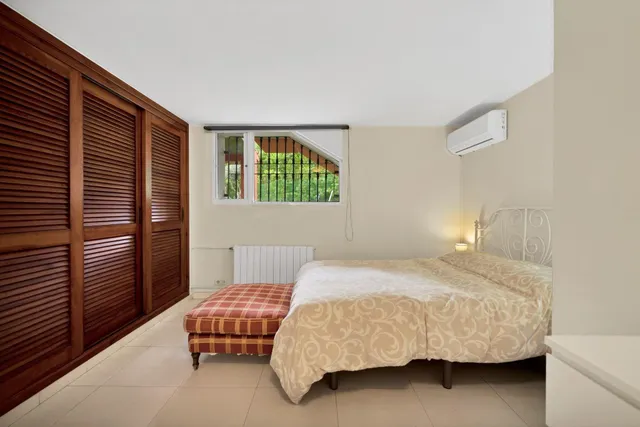 Alquiler larga temporada - Villa Privada con Piscina y Amplio Jardín en Cerrado de Elviria, Marbella — 38