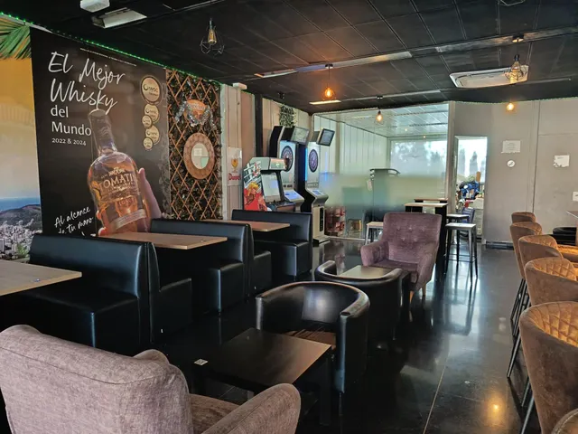 SE ALQUILA Y TRASPASA BAR MONTADO — 34