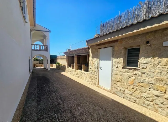 Exceptional Detached Corner Villa with Swimming Pool and Prime Location — 41