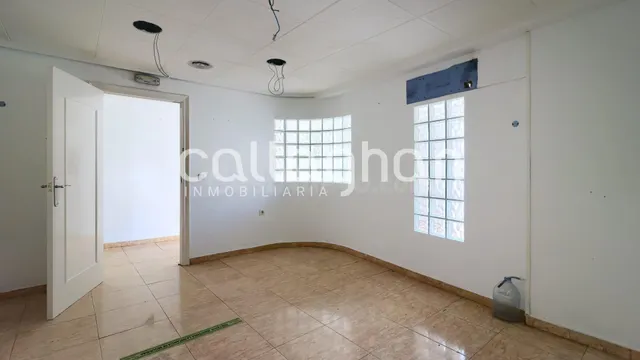 Edificio de tres alturas en Requena - foto 2