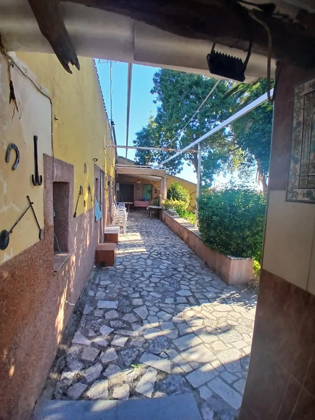Casa con piscina y jardín. — 12