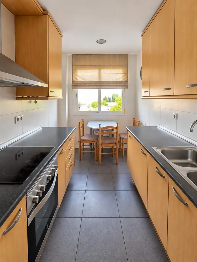 Piso exterior de 4 habitaciones con balcón y parking incluido en el centro de Reus — 16