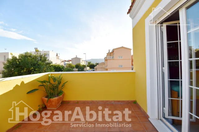 ADOSADO CON 3 TERRAZAS, BALCÓN, PISCINA Y GARAJE — 46