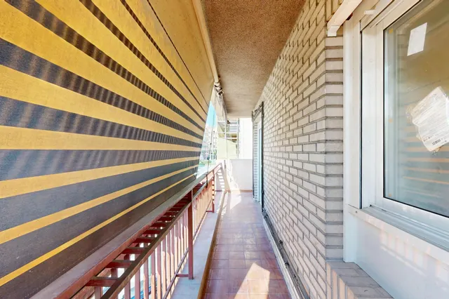 Piso exterior de 111 m2 con 4 dormitorios, garaje y trastero en Av Juan Antonio Perea — 46
