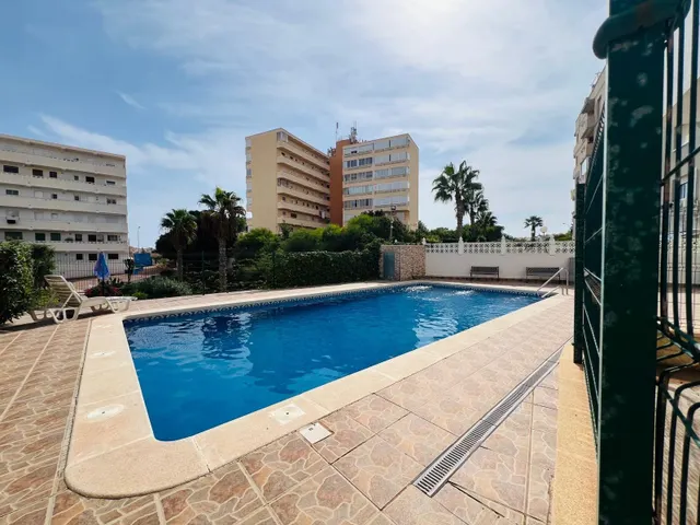 Estudio luminoso con vistas al mar y piscina comunitaria — 17
