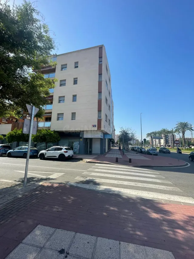ESPECTACULAR PISO EN EDIFICIO CON PISCINA COMUNITARIA EN ZON - foto 3
