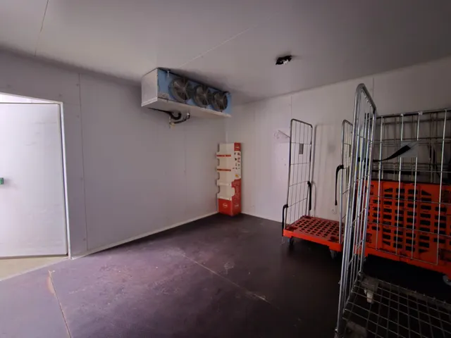 Amplio local de 176 m2 en zona comercial por excelencia situado en Av. Francesc Macià — 10