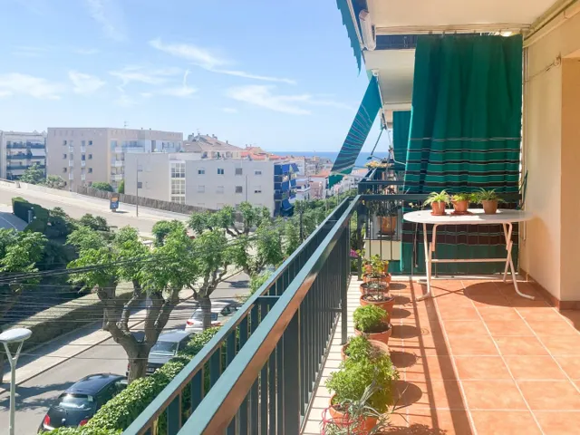 Piso con terraza en zona Els Molins. — 2