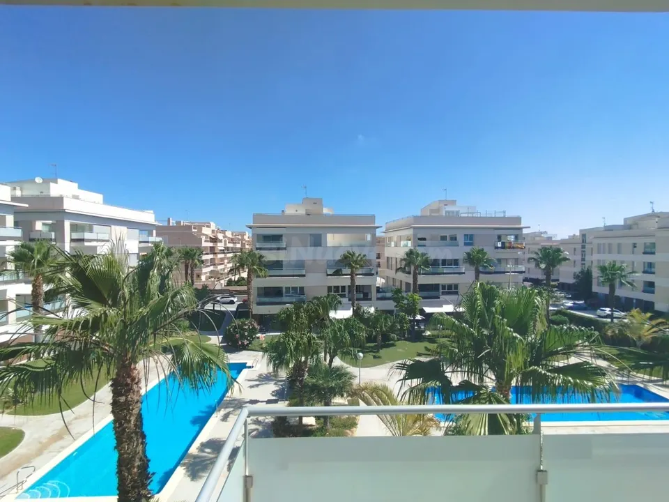 Precioso piso de dos dormitorios dos baños en urbanización cerrada con piscina, parking y trastero
