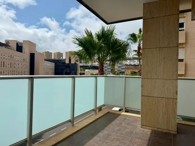 Piso en esquina con terraza junto al Hospital Universitario Dr. Negrín. — 9