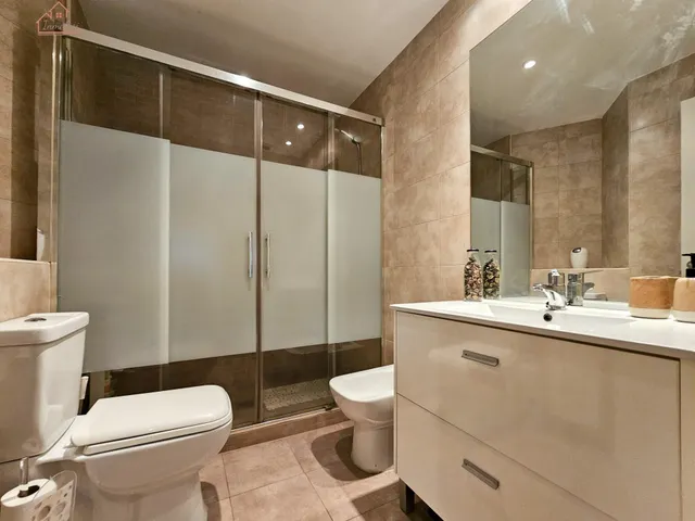Inmueble en venta con terraza, plaza de garaje y trastero junto al Metro Urgel! — 24
