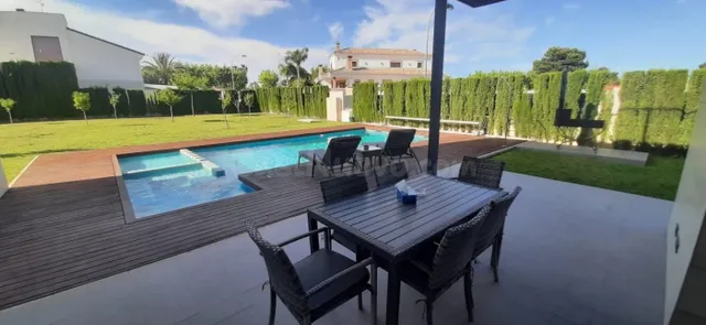 🌴 Villa de lujo con piscina y jardín en alquiler - foto 2