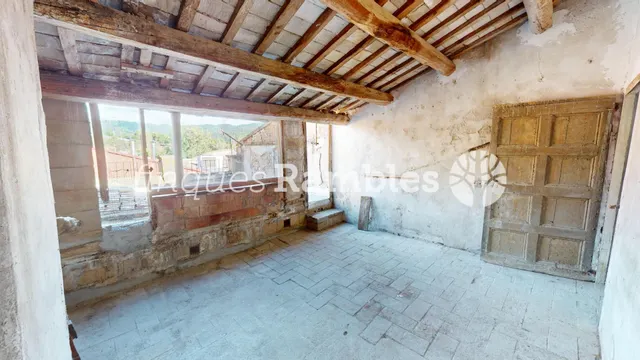 Casa de poble al centre de La Pobla de Claramunt amb molt potencial — 32