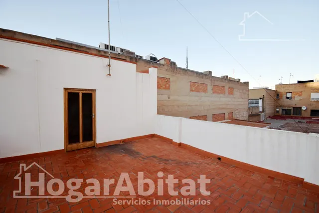 Amplia casa con local comercial, garaje y terraza — 34