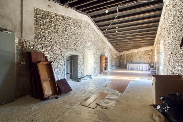 Casa de piedra semirestaurada — 15
