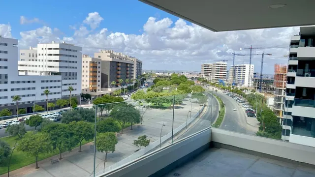 PISO DE TRES DORMITORIOS / DOS GARAJES / TERRAZA / PISCINA / - foto 2