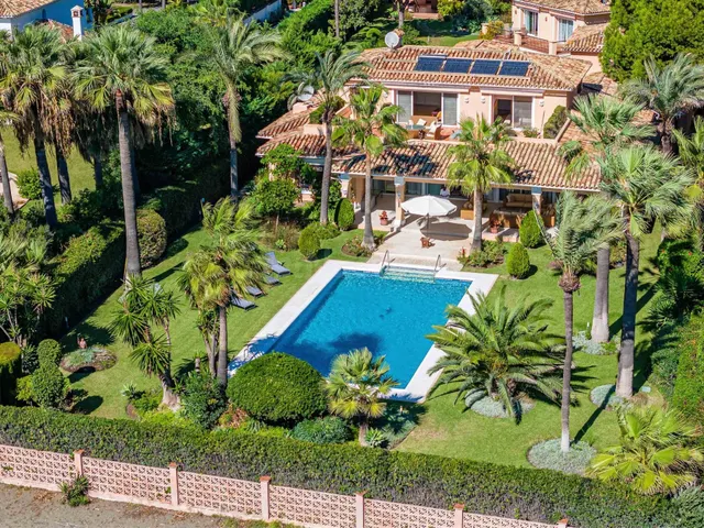 ESPECTACULAR CASA A PIE DE PLAYA - ESTEPONA - foto 2