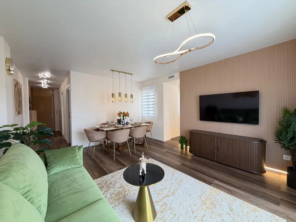 Apartamento totalmente reformado con vistas al mar y a 100 metros del puerto. con 3 dorm. 2 baños. superficie de 100 m2.